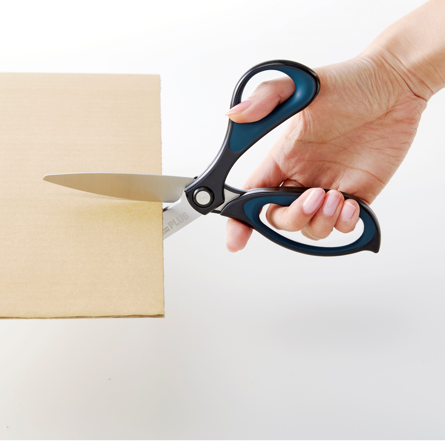 厚紙箱也能輕鬆剪開的剪刀